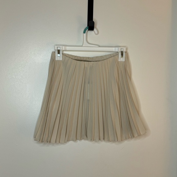 Boohoo Cream Mini Pleated Skirt (Size 10) - Picture 3 of 5